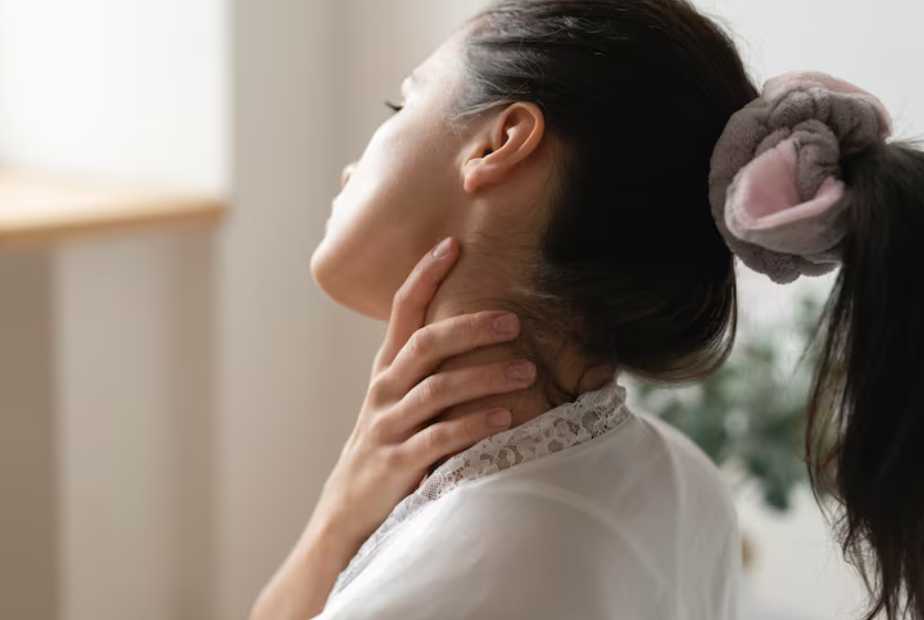 날개뼈와 팔이 저리다면? 목디스크 자가 체크리스트로 확인해보세요